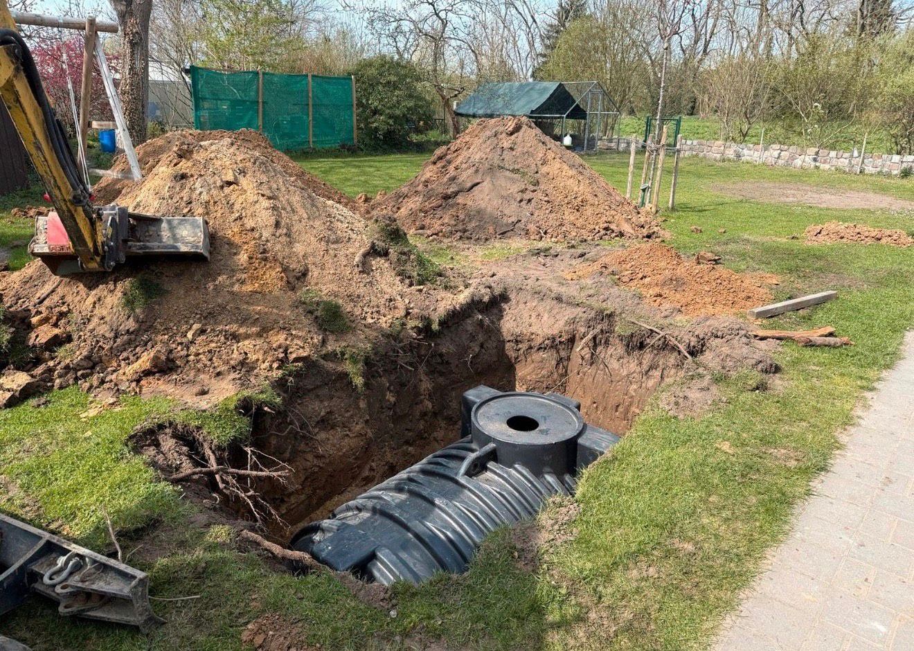 Aushub einer Grube mit Minibagger für einen Abwassertank